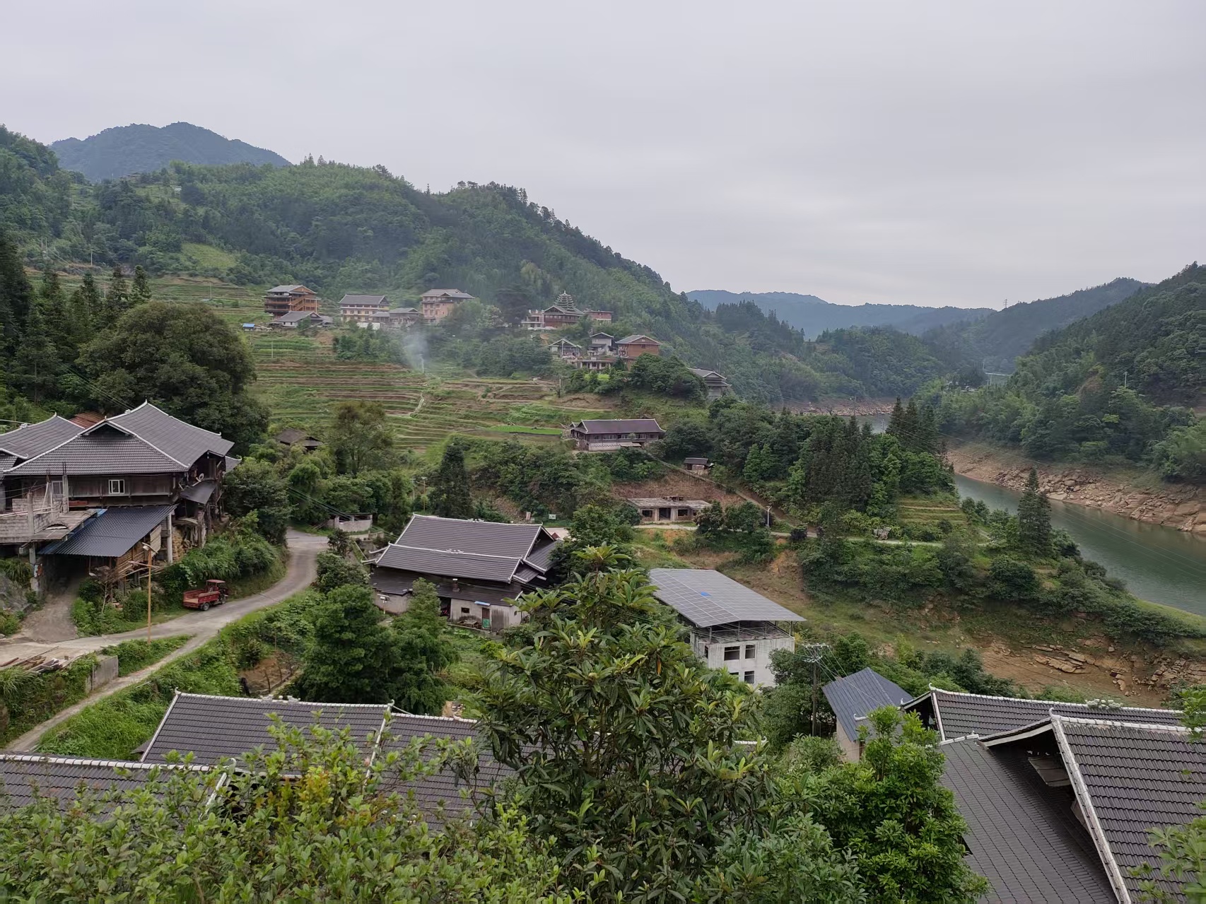 一壶茗茶影月色 三杯浊酒醉清风    ----邹慎