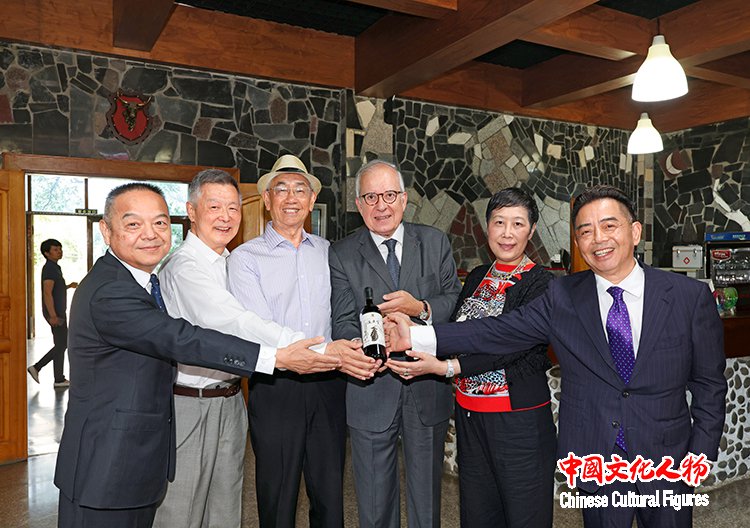 法國前駐華大使顧山、中國前駐法國大使趙進軍一行在波龍堡酒莊與中國藝術家徐裏深入交流