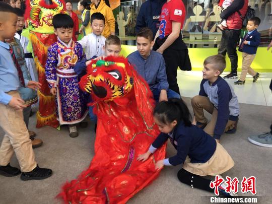 图为白俄罗斯的孩子们学习中国传统舞狮文化。　张玮 摄