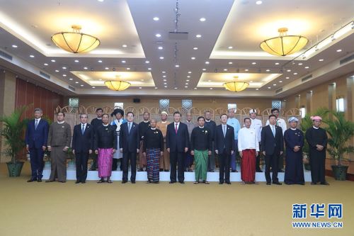 当地时间1月17日晚，国家主席习近平在内比都同缅甸主要政党领导人集体合影留念。 新华社记者 鞠鹏 摄