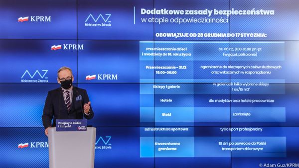△波兰卫生部长涅杰尔斯基出席新闻发布会，图片来源波兰卫生部社交媒体