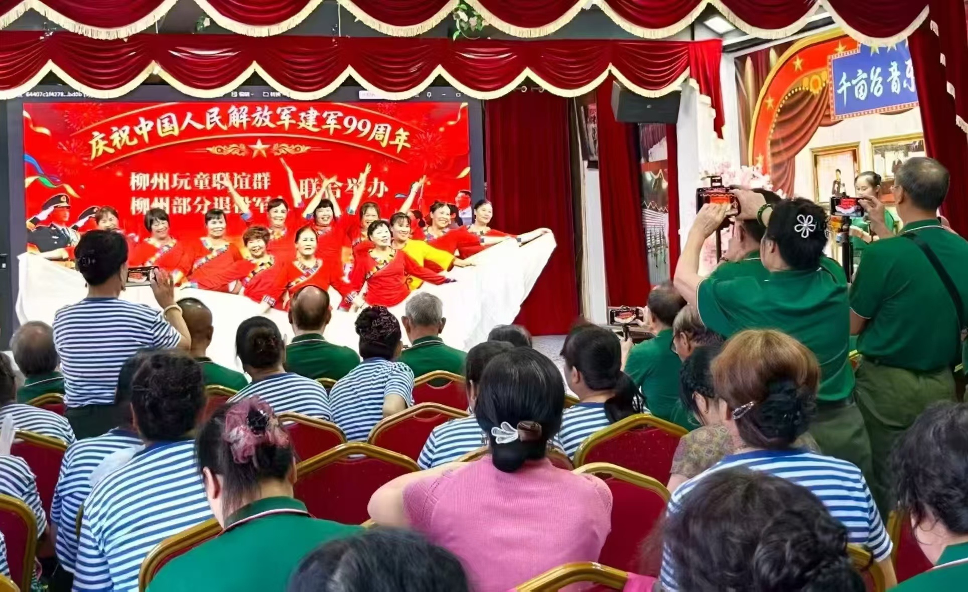 柳州老兵与民间艺术团同台庆八一 百人合唱燃爆全场